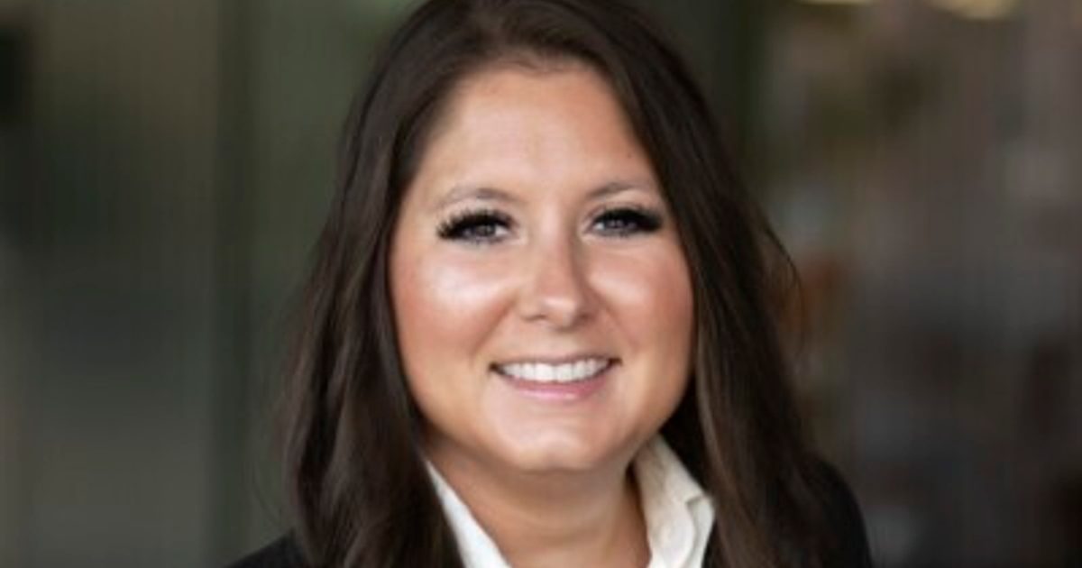 Laura Arnett Headshot